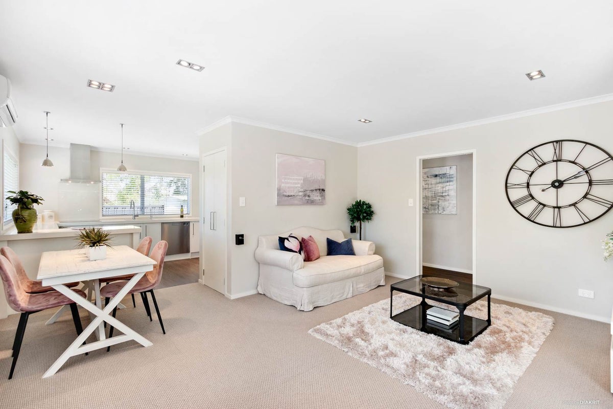 2/18 Whiteacres Drive, Sunnyhills, Auckland - Carousel 2