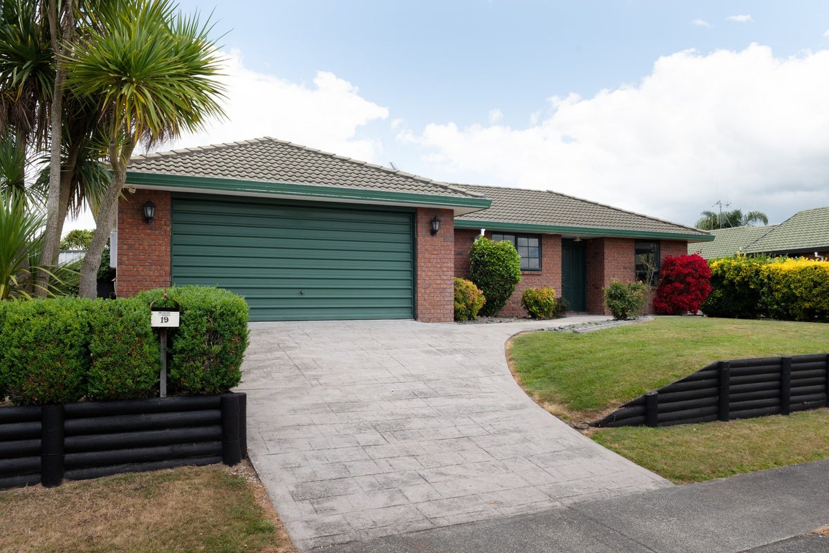 19 Waiwherowhero Drive, St Andrews, Hamilton - Carousel 1