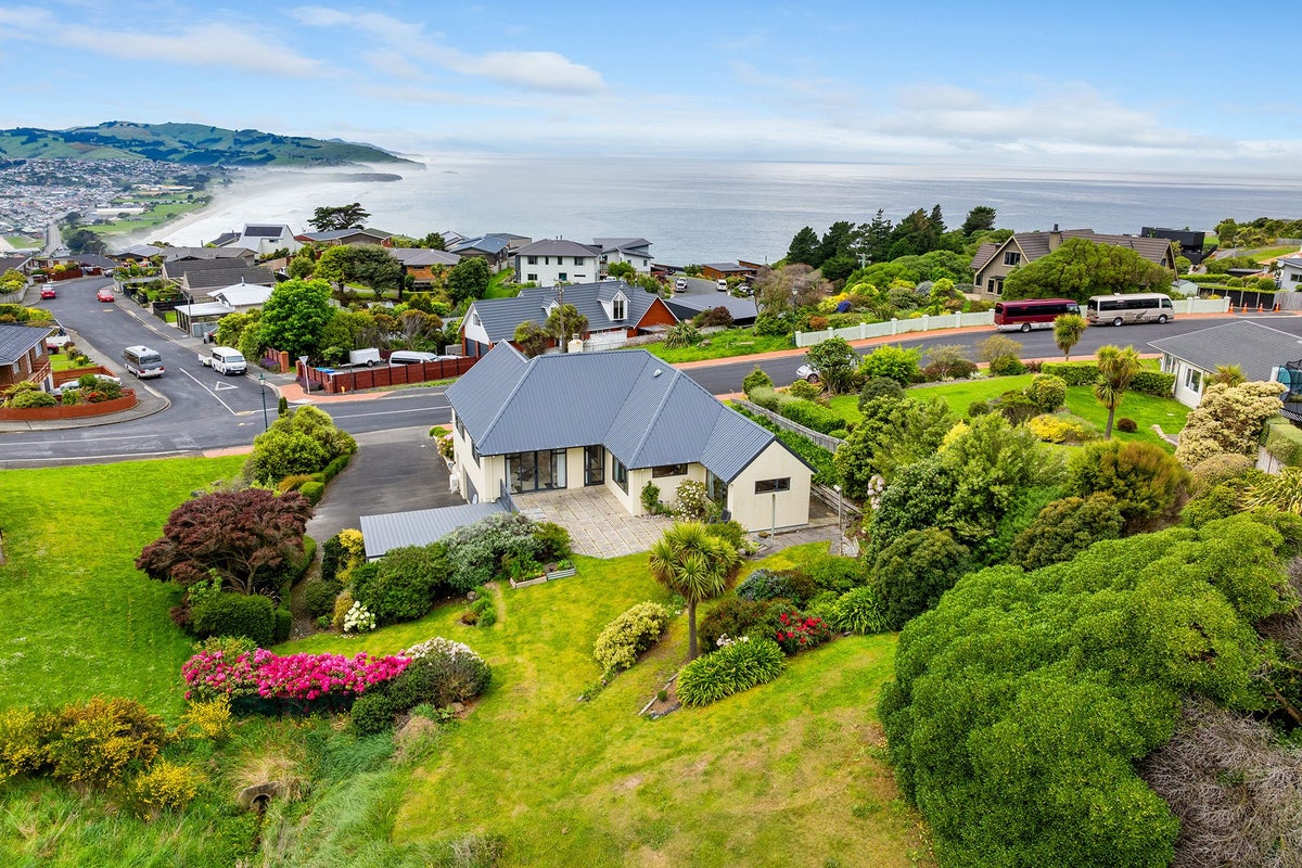 2 Highgrove, Saint Clair, Dunedin - Carousel 1