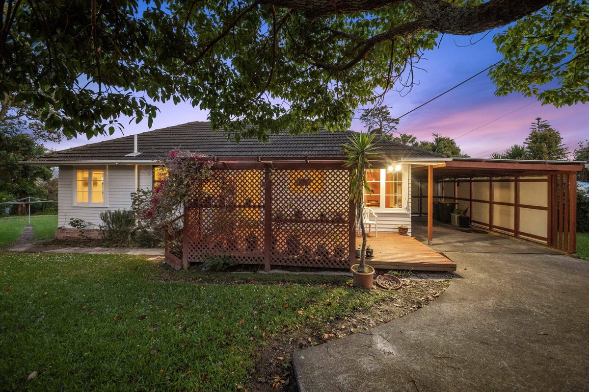 8 Ayrton Street, Te Atatu South, Auckland - Carousel 2