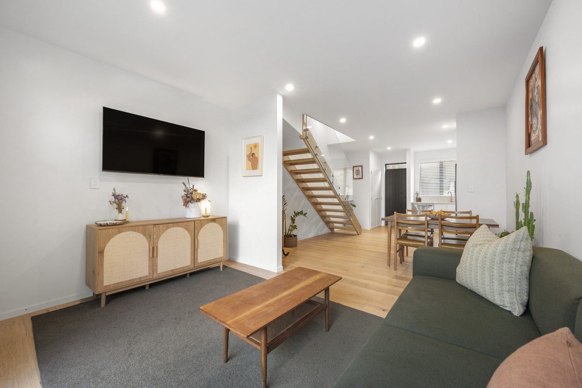 8C Ferry Road, Days Bay, Lower Hutt - Carousel 1