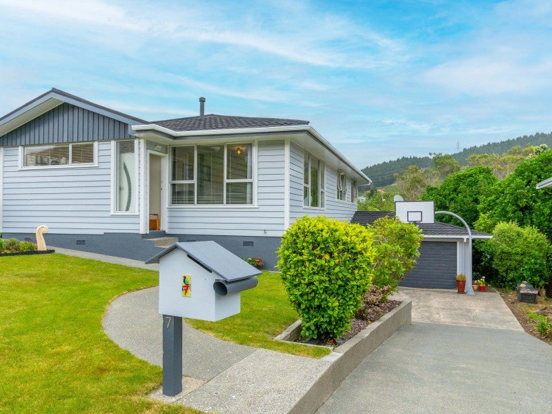 7 Zande Terrace, Tawa, Wellington - Carousel 1