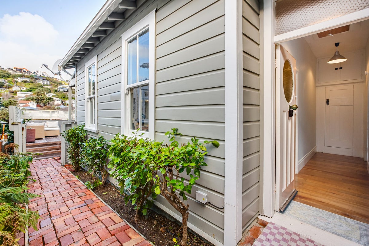 3 Waikato Street, Island Bay, Wellington - Carousel 2
