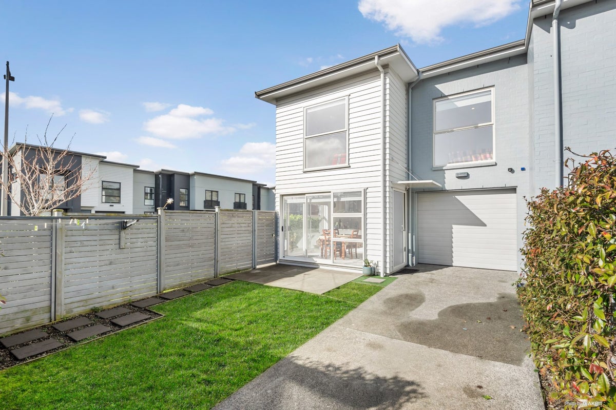 11 Briddock Way, Swanson, Auckland - Carousel 1