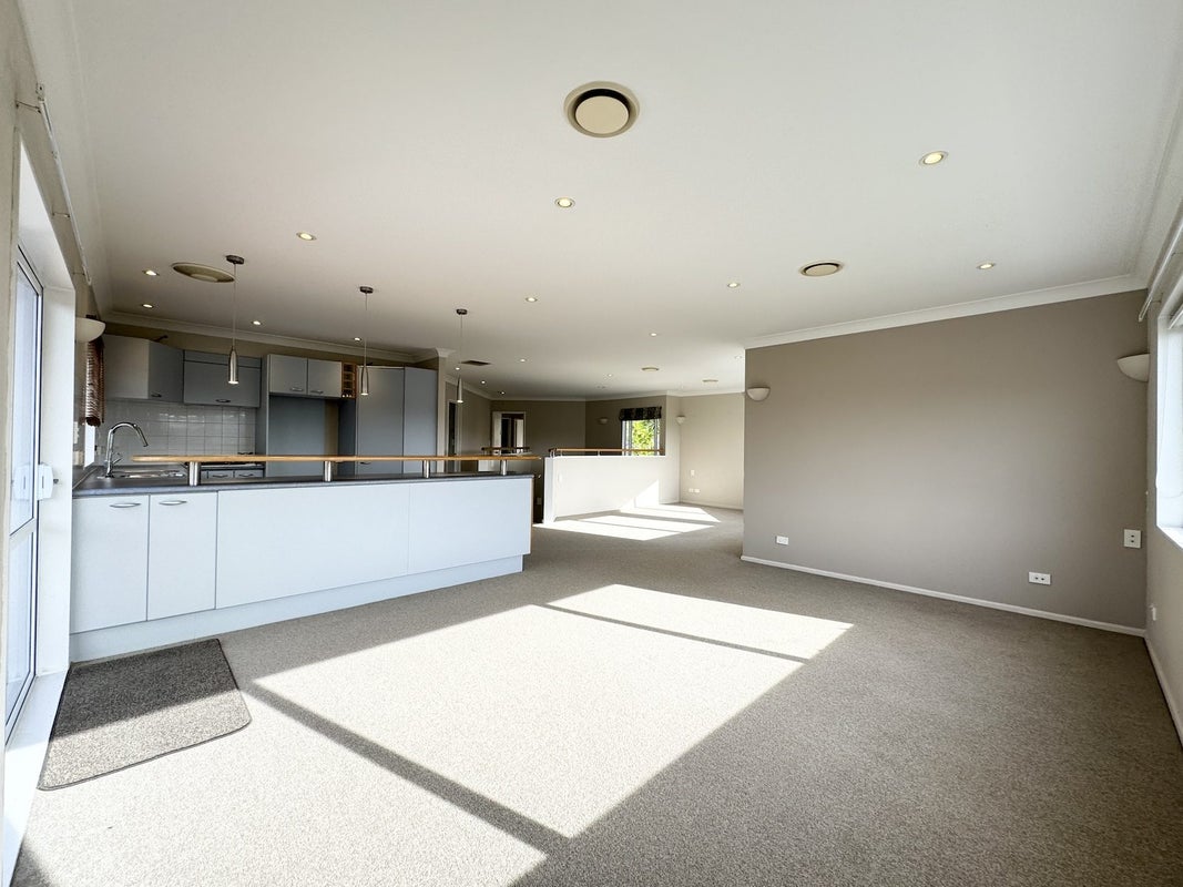 21A Madison Place, Forrest Hill, Auckland - Carousel 2