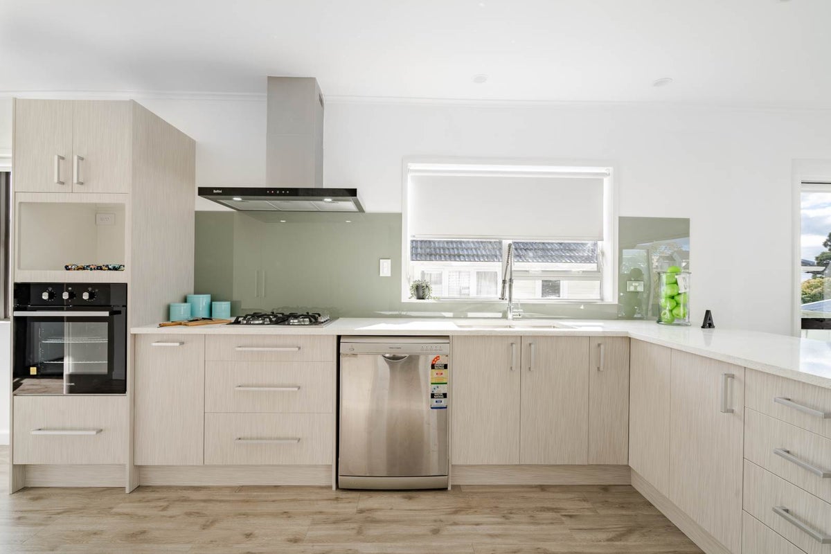 8 Netherlands Avenue, Kelston, Auckland - Carousel 2