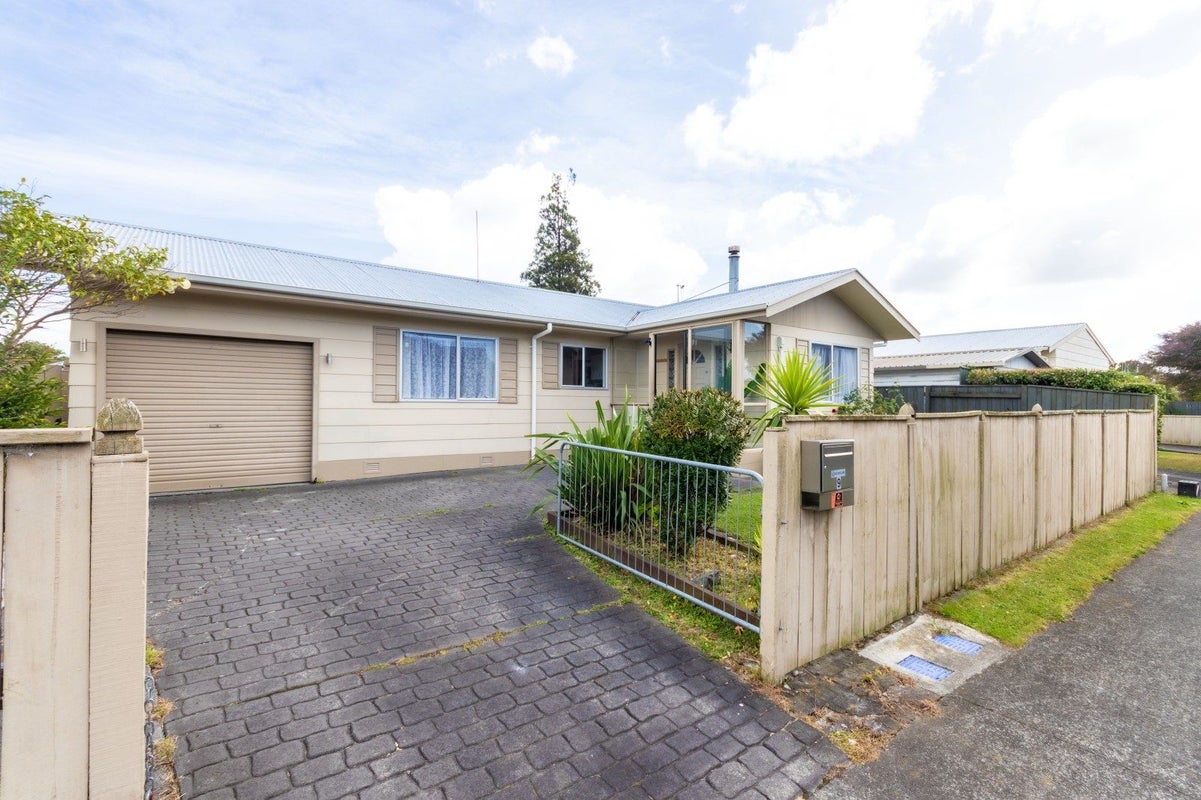 9 Hilton Grove, Kelvin Grove, Palmerston North - Carousel 1