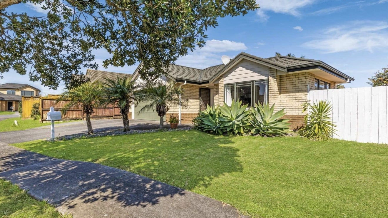 4 Croftview Road, Wattle Downs, Auckland - Carousel 1