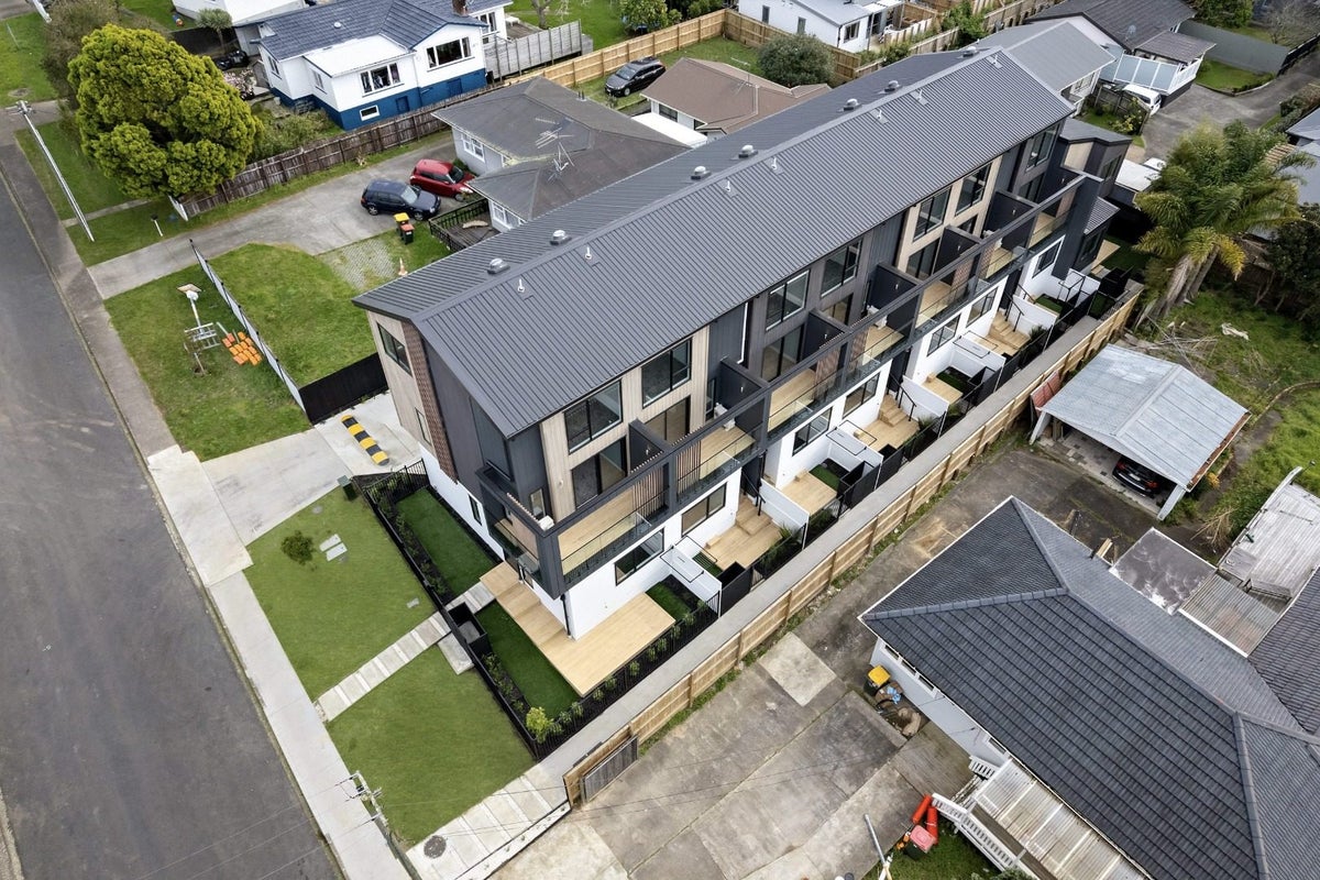 2/10 Fairclough Road, Beach Haven, Auckland - Carousel 14