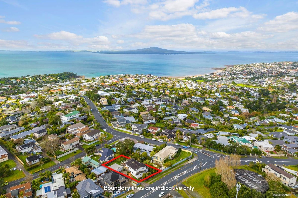 181 East Coast Road, Castor Bay, Auckland - Carousel 1