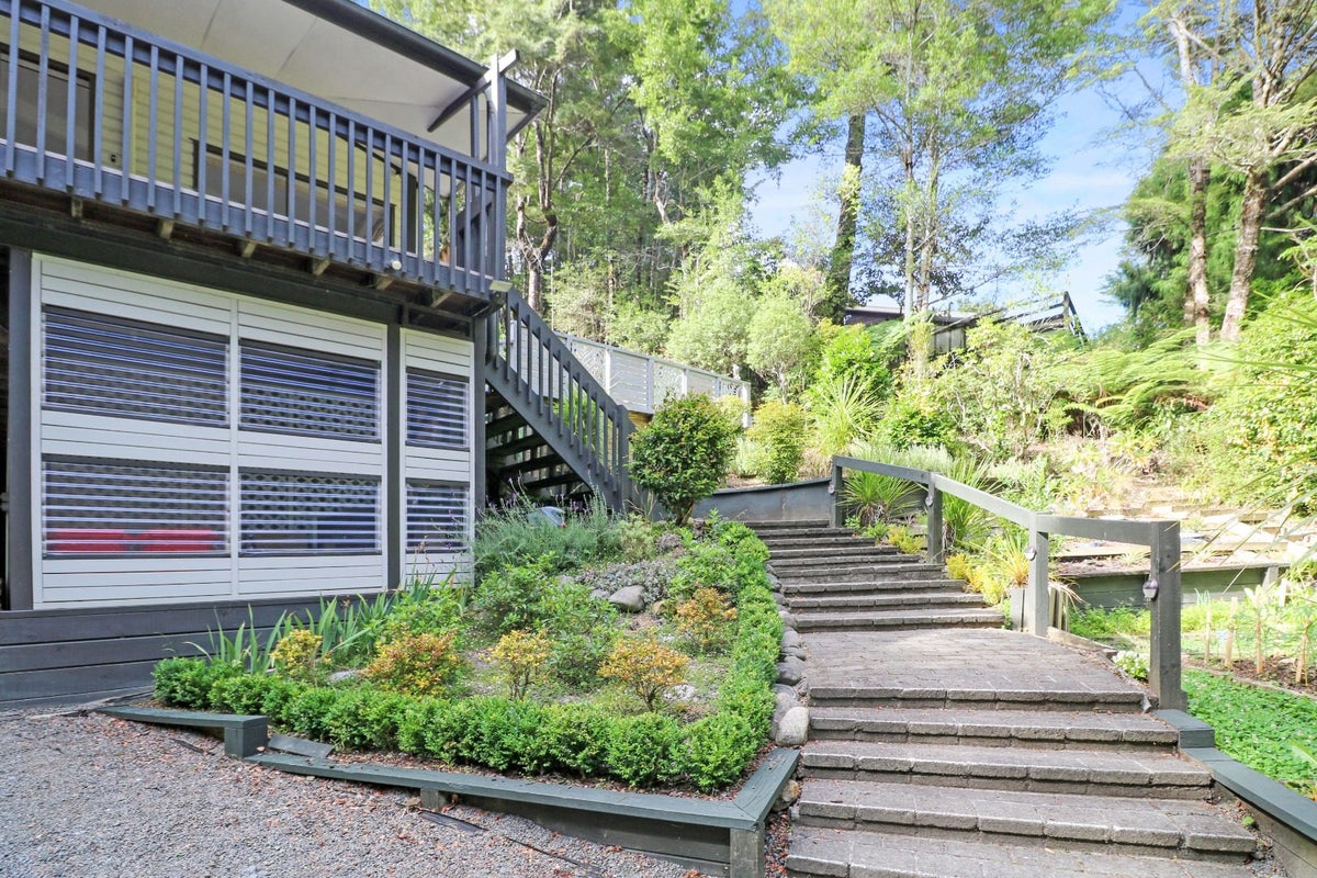 7C Tiniroa Grove, Silverstream, Upper Hutt - Carousel 1