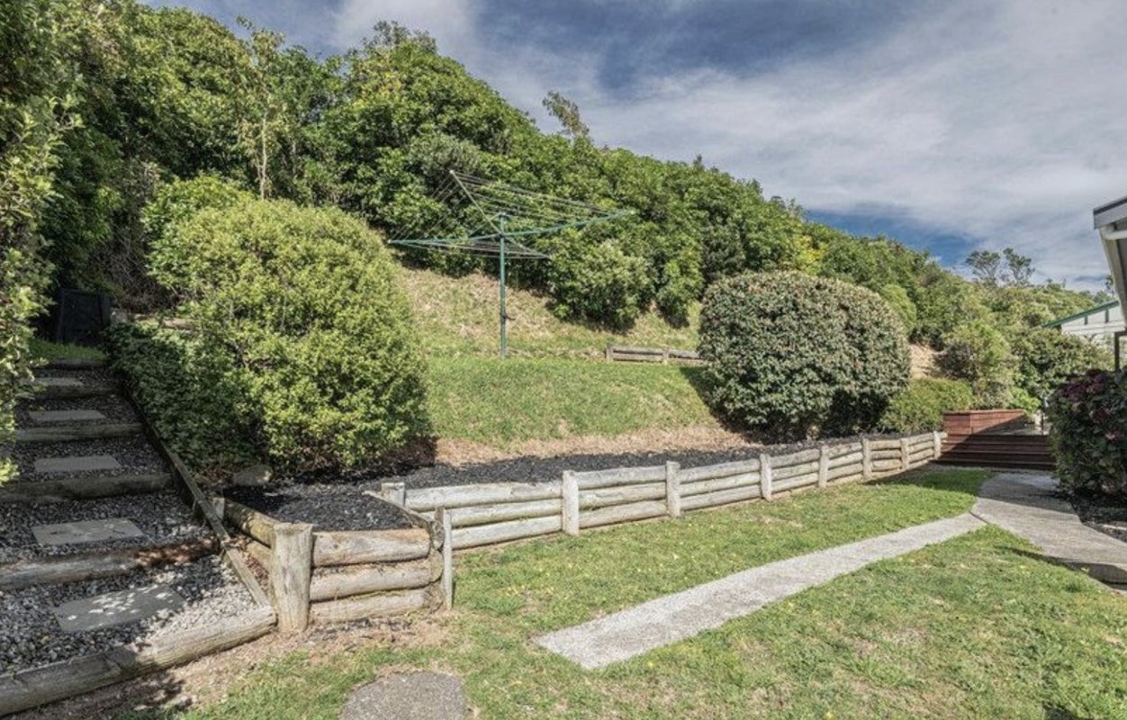 44 Colchester Crescent, Newlands, Wellington - Carousel 18