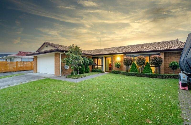 10 Cromdale Avenue, Highland Park, Auckland - Carousel 1