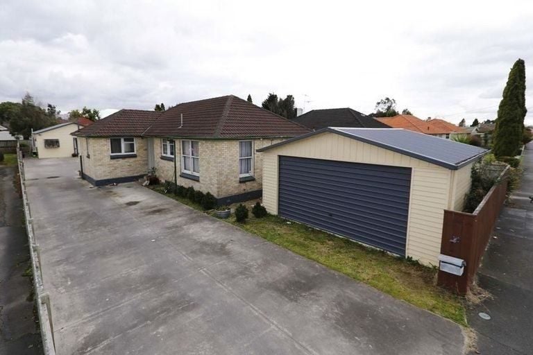 38 Pine Avenue, Bader, Hamilton - Carousel 1