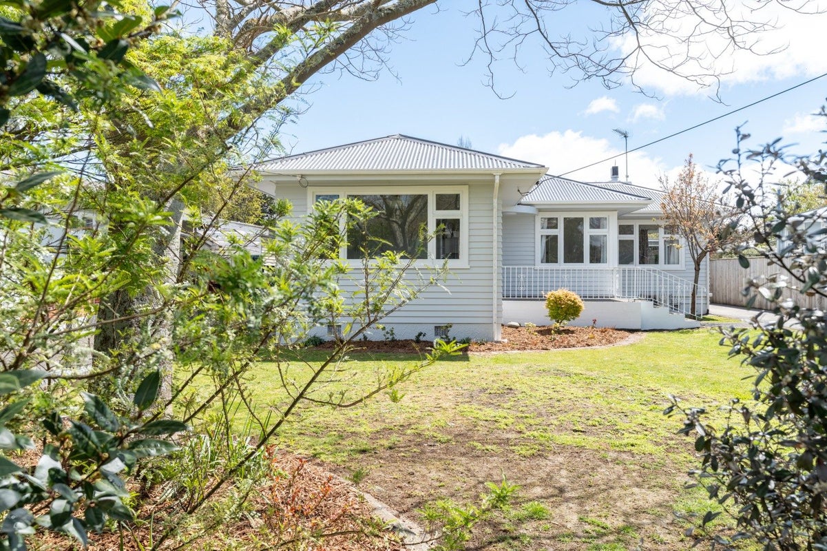 9 Armstrong Avenue, Carterton - Carousel 1