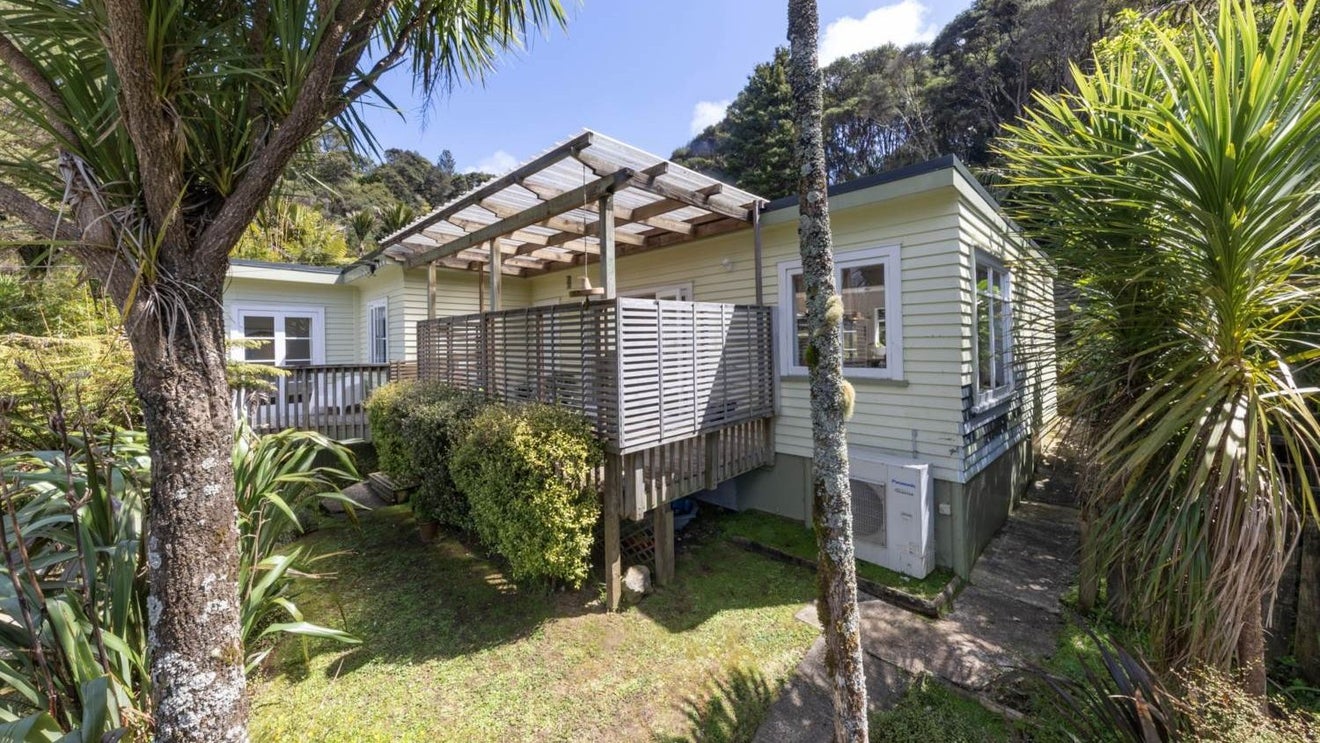 15 Laingholm Drive, Laingholm, Auckland - Carousel 1