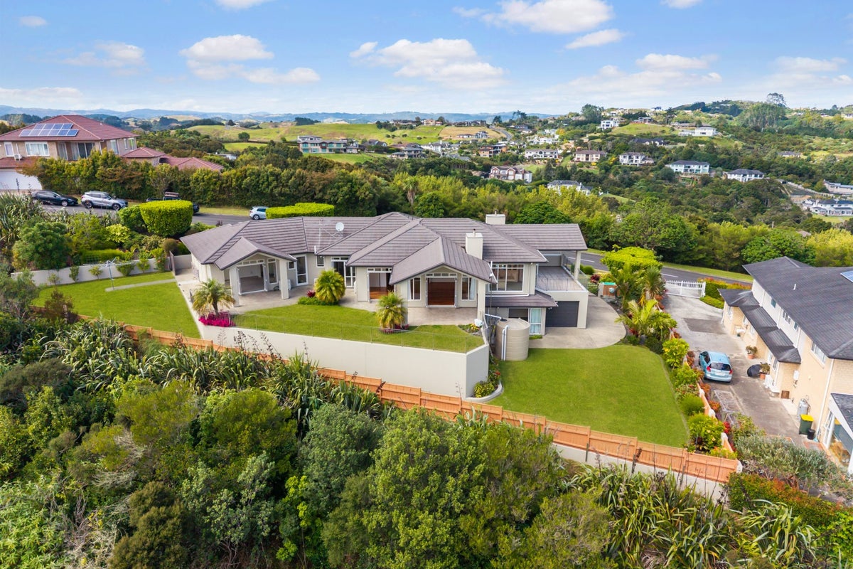 11 Sovereign Street, Flat Bush, Auckland - Carousel 2