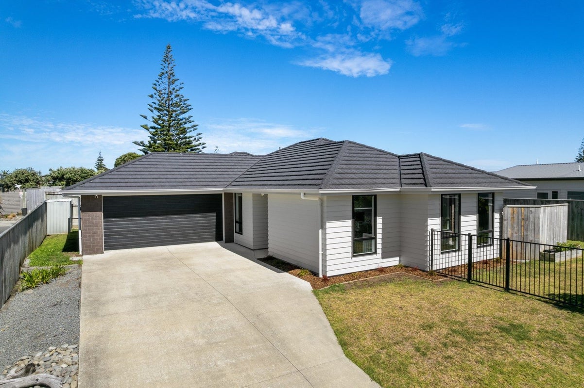 49 Seagrass Place, Otaki Beach, Otaki - Carousel 1