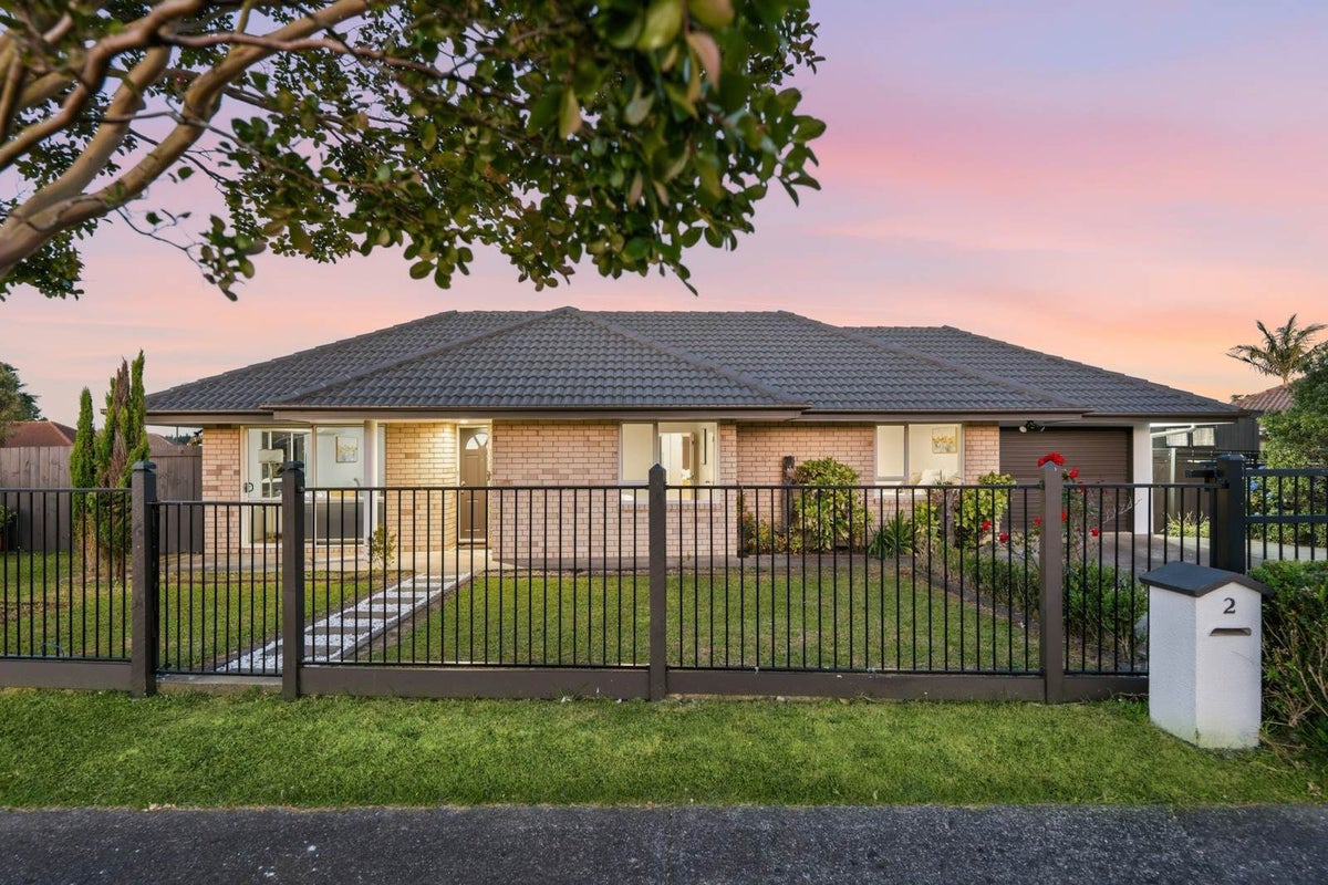 2 Ian Jones Court, Flat Bush, Auckland - Carousel 1