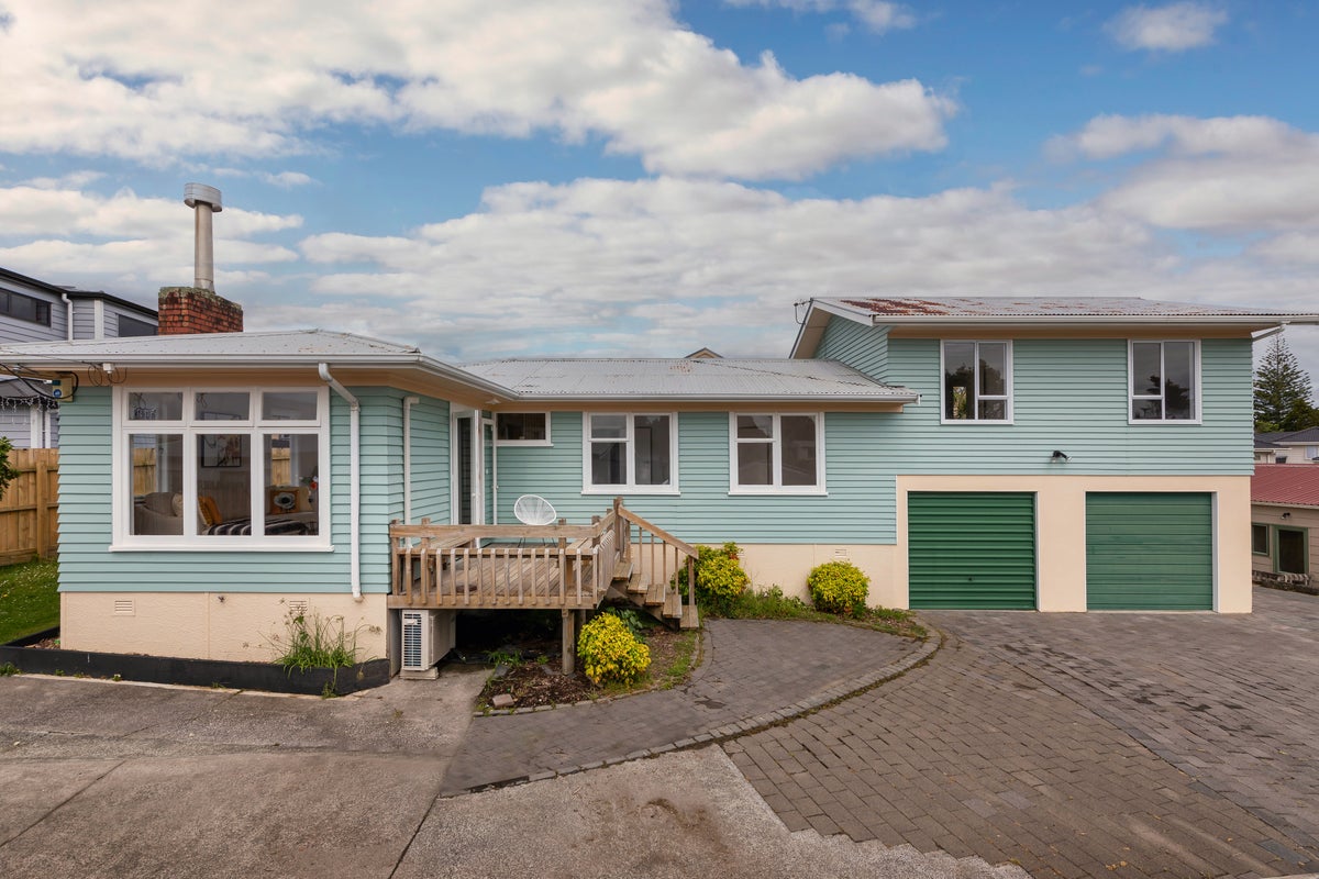 12 Kelkirk Street, Kelston, Auckland - Carousel 1