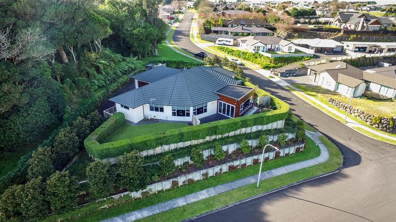 18 Adam Lile Drive, Highlands Park, New Plymouth - Carousel 2