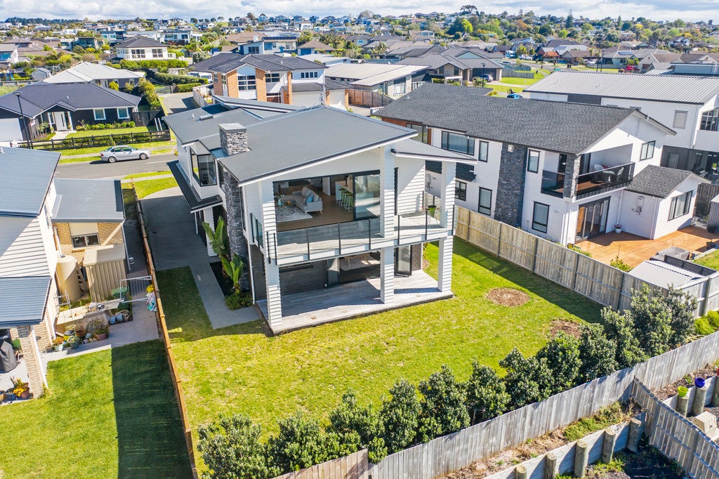 86 Intrepid Crescent, Beachlands, Auckland - Carousel 1