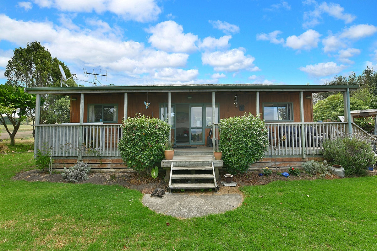 39 Crosland Road, Helensville - Carousel 1