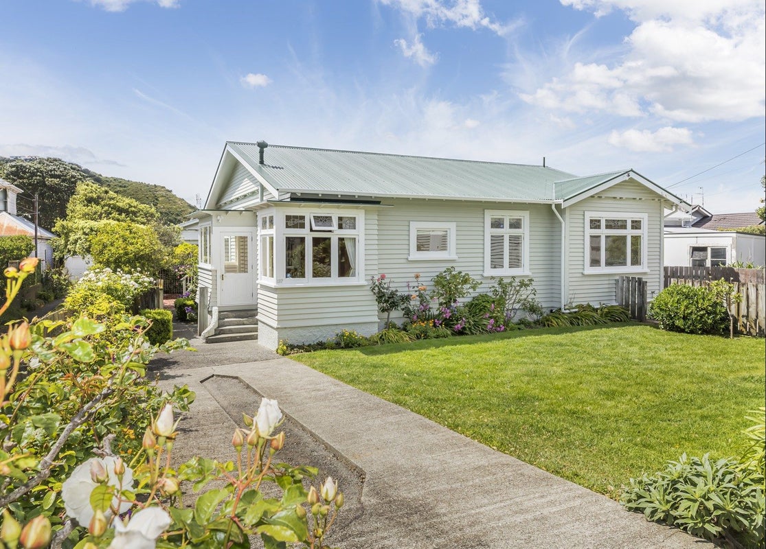 157 Derwent Street, Island Bay, Wellington - Carousel 1