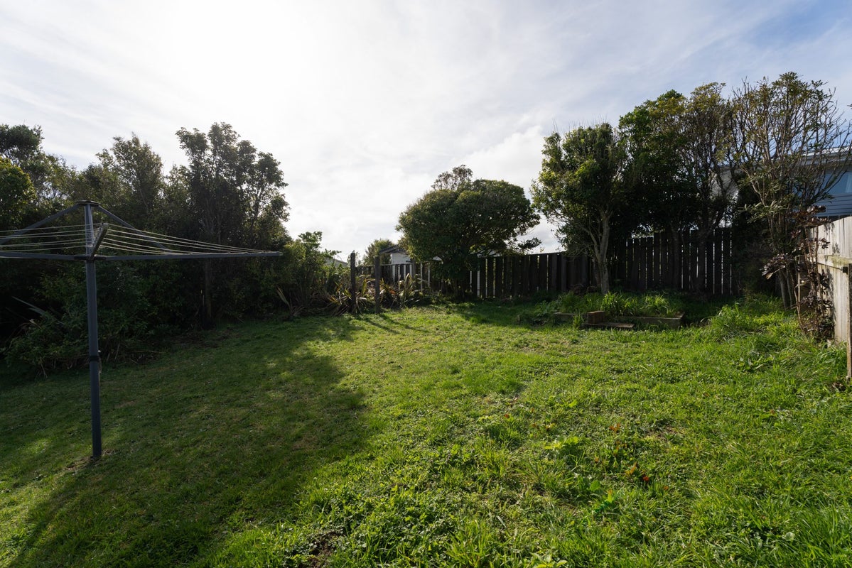8 Brooker Grove, Newlands, Wellington - Carousel 16