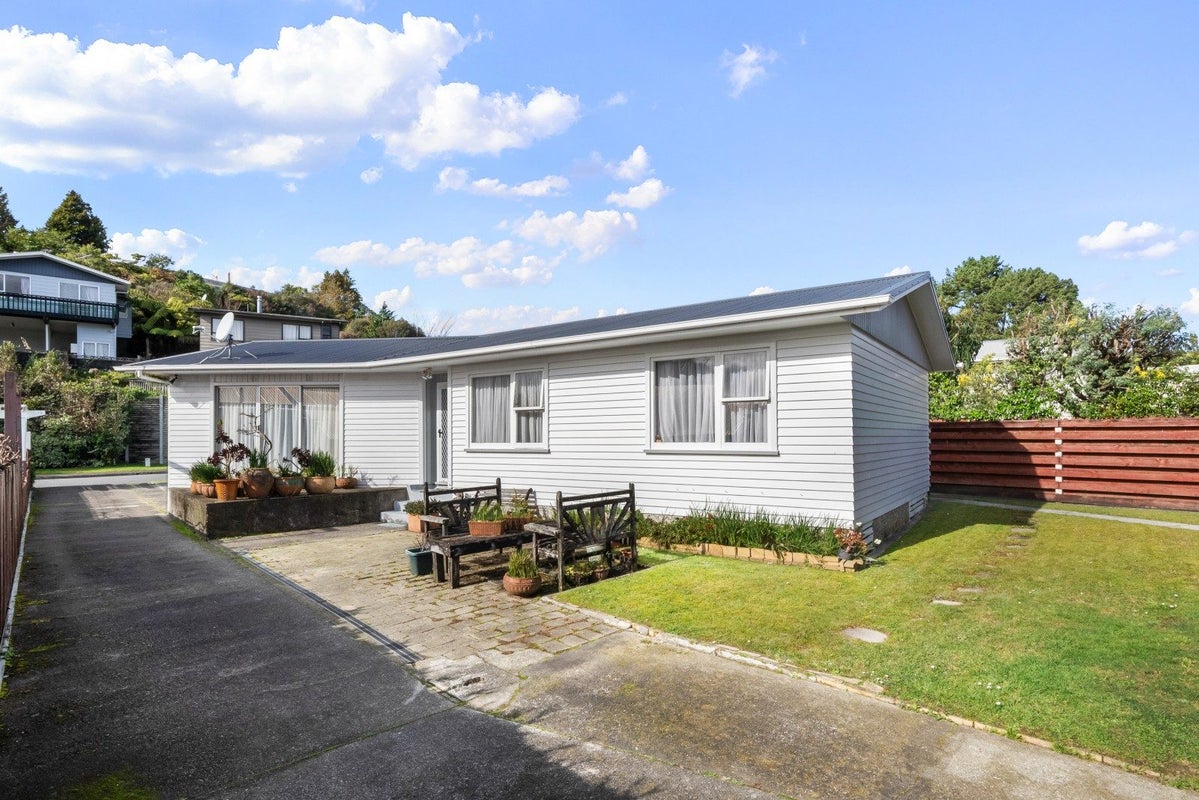 20 Vista Crescent, Maoribank, Upper Hutt - Carousel 1