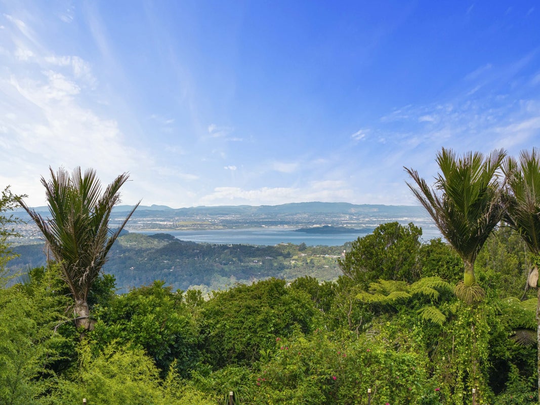 21 Quinns Road, Waiatarua, Auckland - Carousel 1