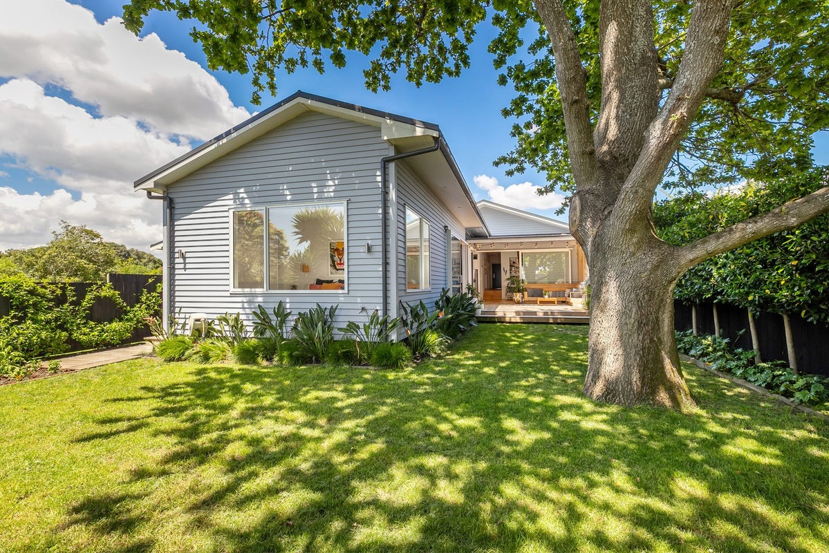 2 Manor Place, Point Chevalier, Auckland - Carousel 2