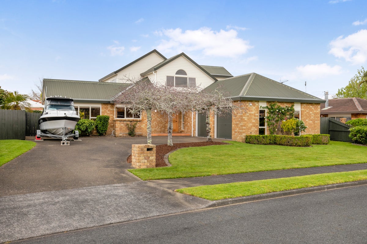 11 Chippewa Place, Conifer Grove, Takanini - Carousel 1