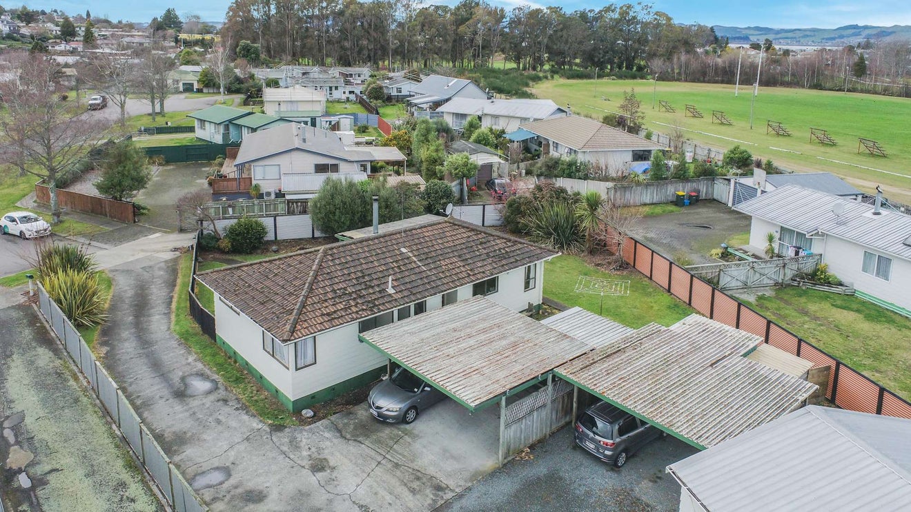15 Matthew Place, Kawaha Point, Rotorua - Carousel 2