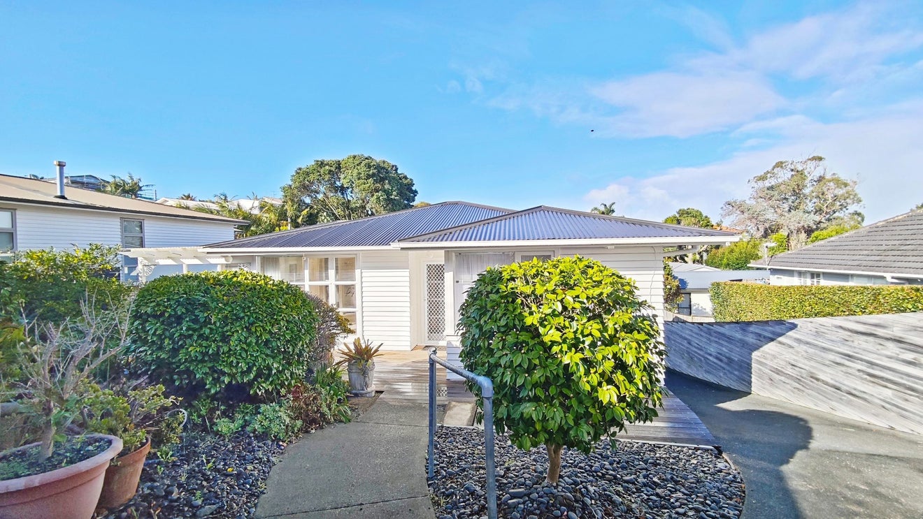 18 Selwyn Crescent, Forrest Hill, Auckland - Carousel 1