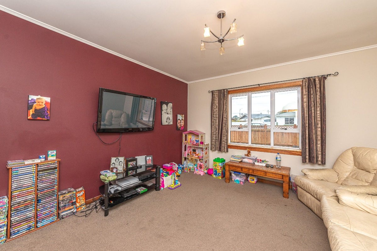 25 Fergusson Street, Springvale, Whanganui - Carousel 2