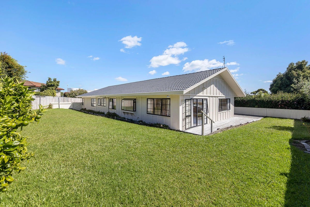 24 Coldham Crescent, Saint Johns, Auckland - Carousel 1