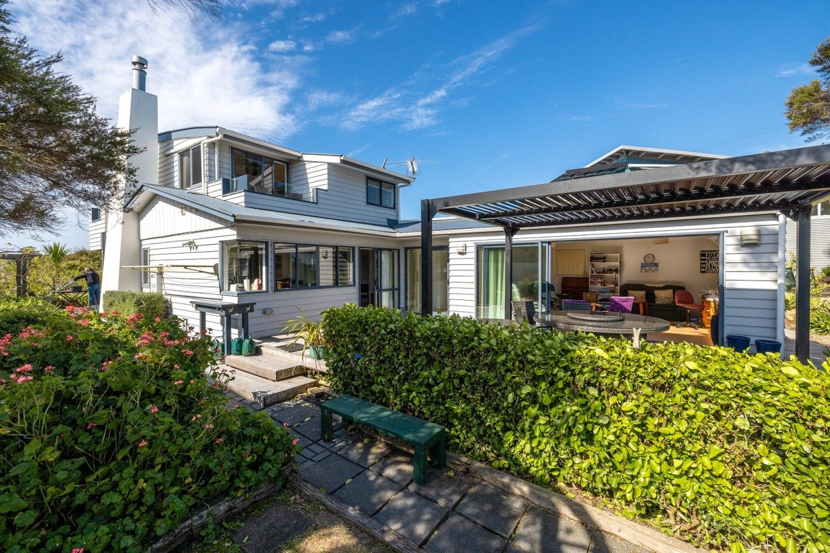 35 Tawa Street, Oneroa, Waiheke Island - Carousel 1