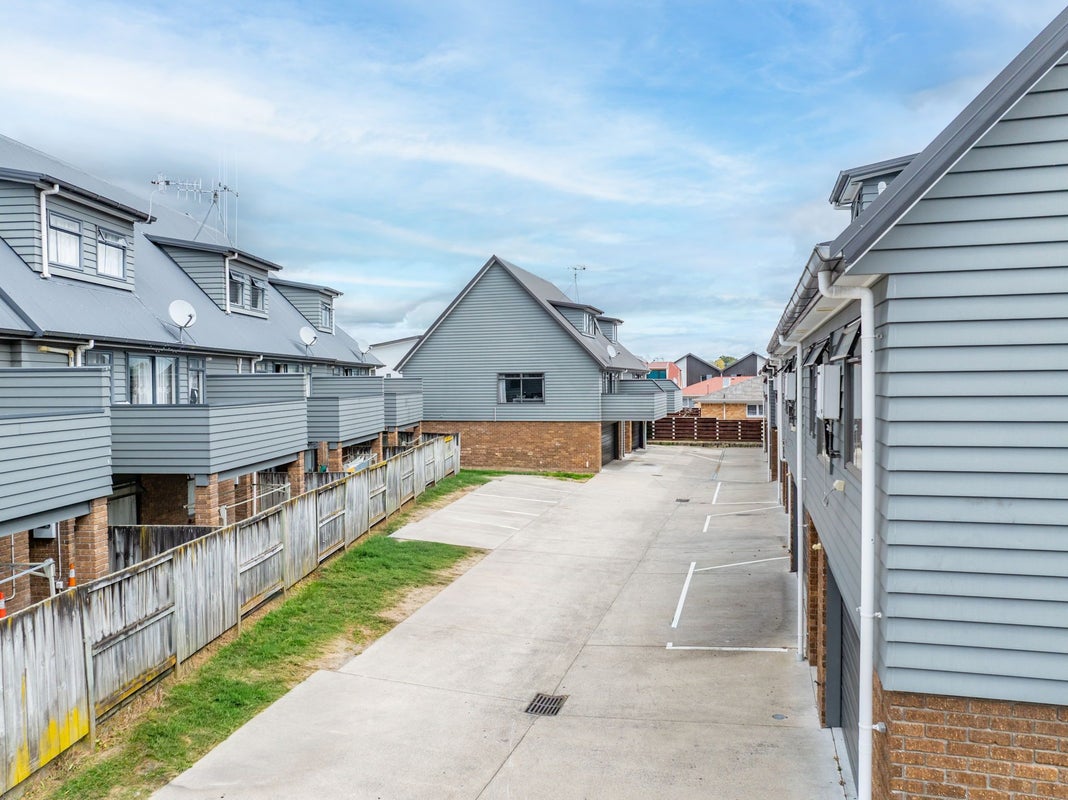 15B Greensboro Street, Hamilton East, Hamilton - Carousel 24