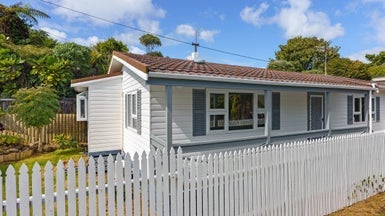 8B Gavin Road, Raumati Beach, Paraparaumu - Carousel 1