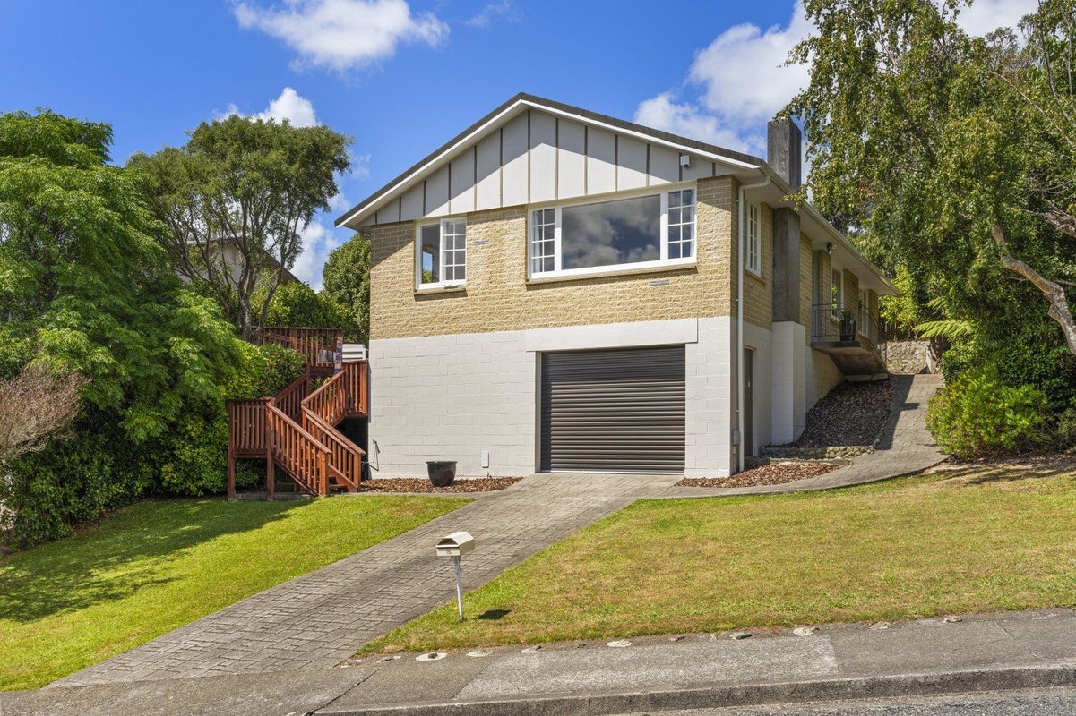 15 Sunbrae Drive, Silverstream, Upper Hutt - Carousel 1