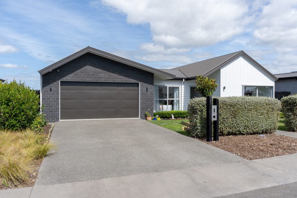 521 Webb Drive, Chartwell, Hamilton - Carousel 1