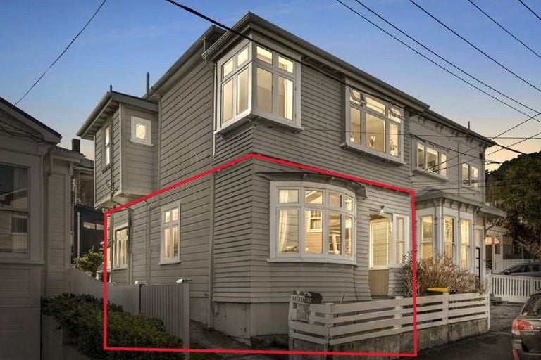 11 Caroline Street, Mount Victoria, Wellington - Carousel 1
