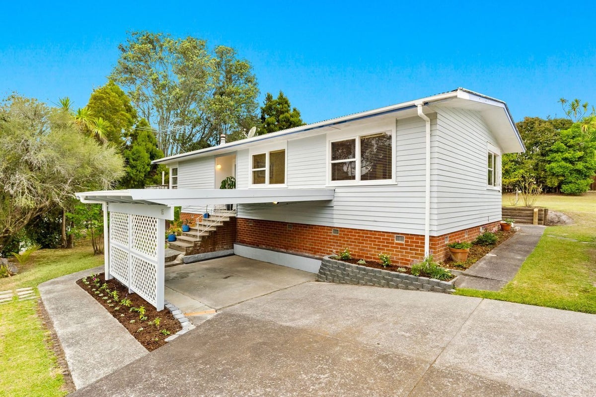 16 Rosalind Road, Glenfield, Auckland - Carousel 1