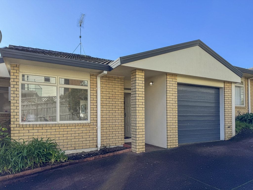 2/1 Gleanor Avenue, Oteha, Auckland - Carousel 1