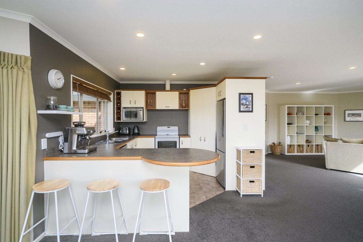 5 Sycamore Crescent, Fitzherbert, Palmerston North - Carousel 2