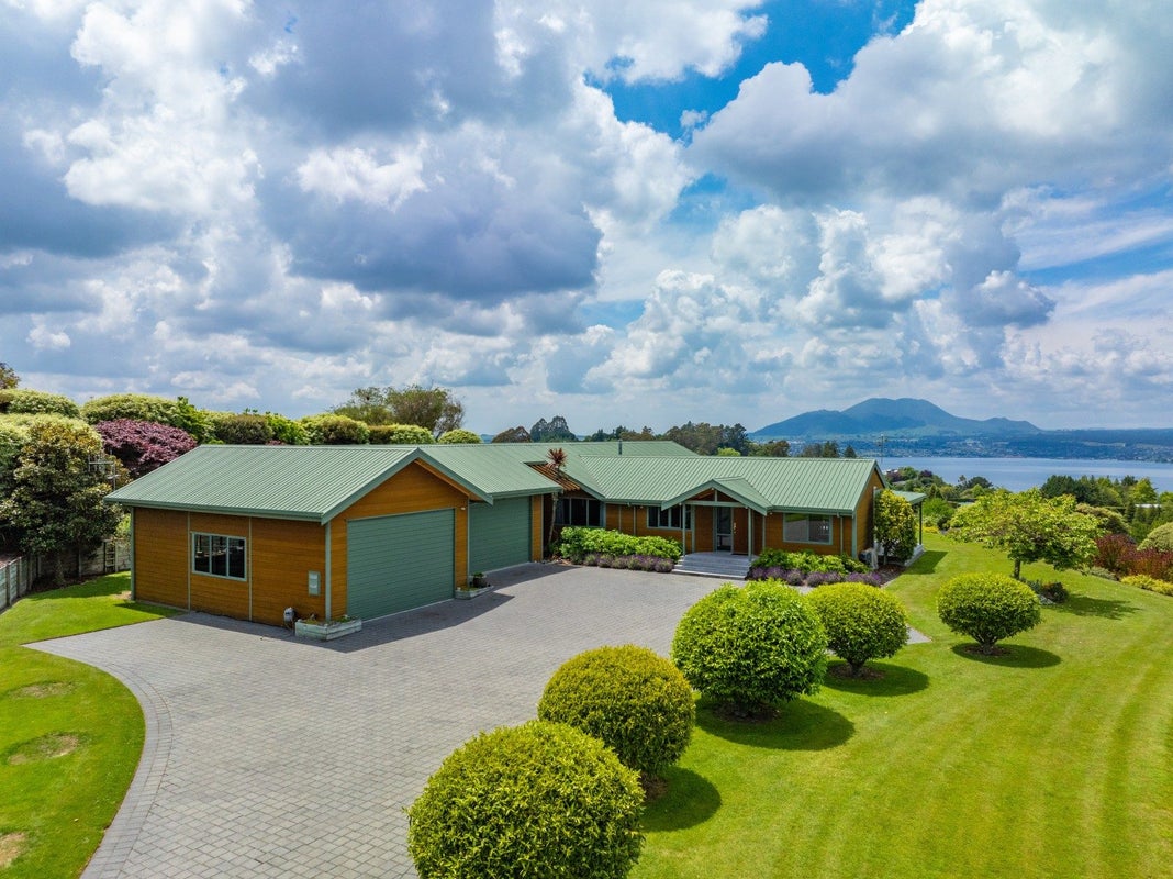 8 Cameron Drive, Acacia Bay, Taupo - Carousel 1