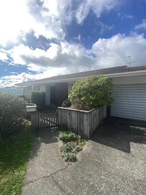 30 Oxford Street, Tawa, Wellington - Carousel 1