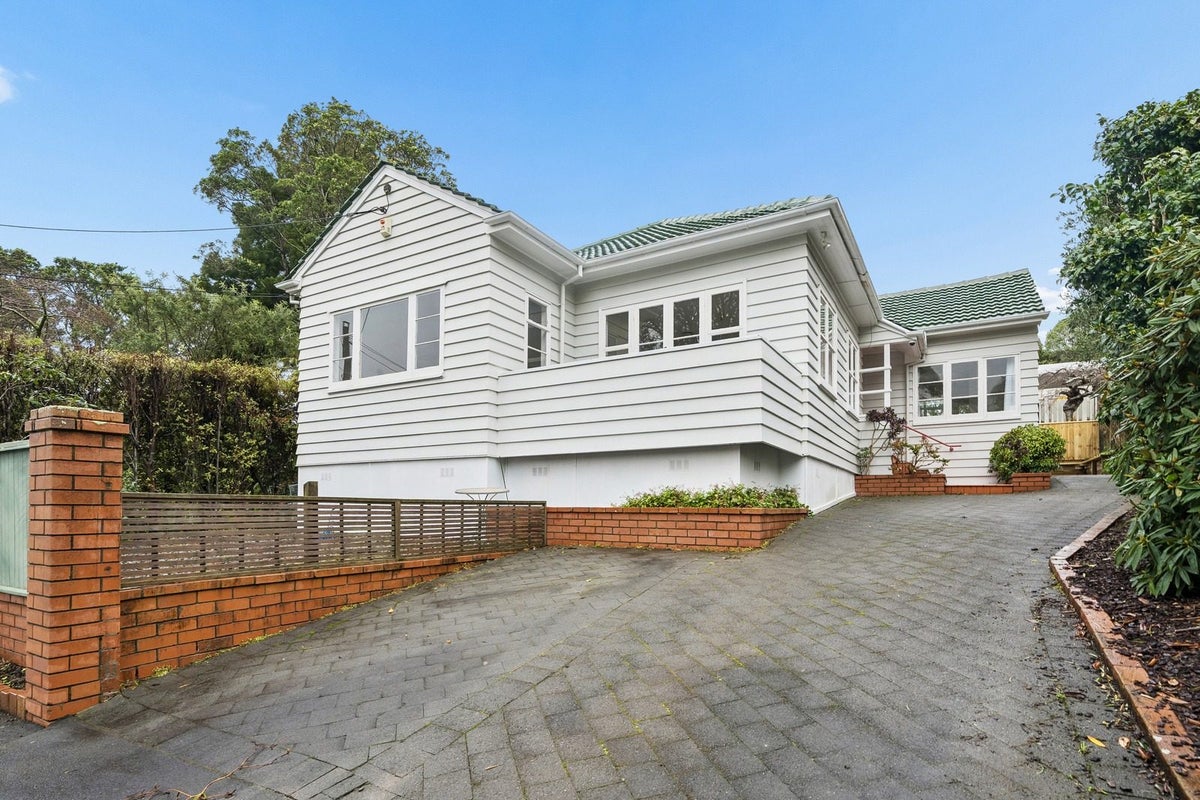 6 Station Road, Khandallah, Wellington - Carousel 1