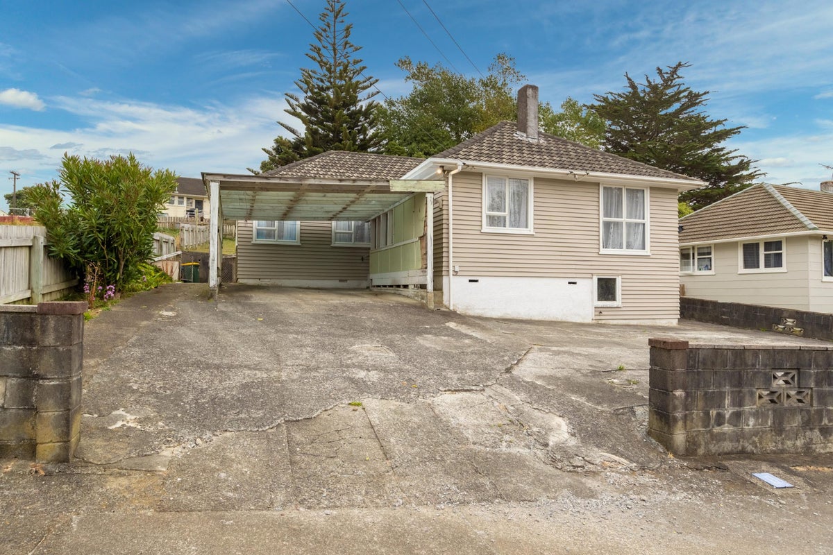 132 Castor Crescent, Cannons Creek, Porirua - Carousel 1
